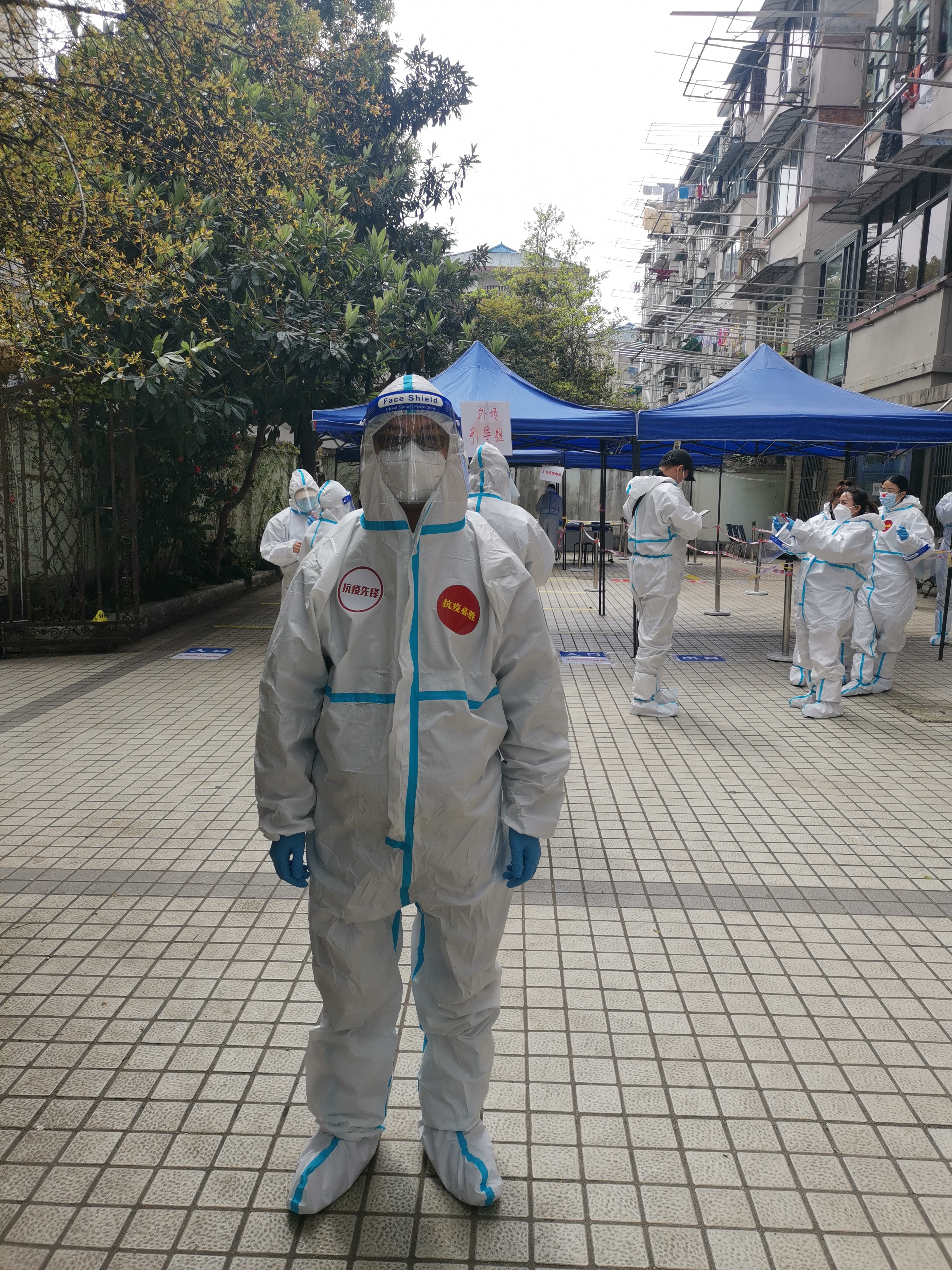 陈小华指导住民排队做核酸，，，，维持秩序